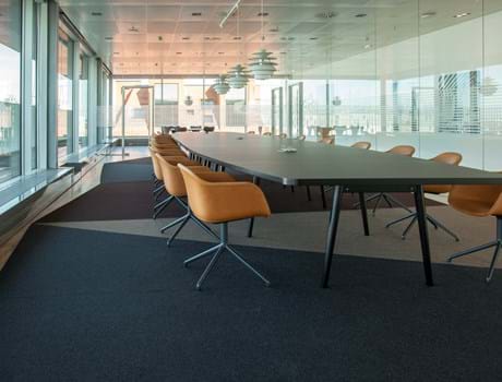 løst tæppe i filt på kontor